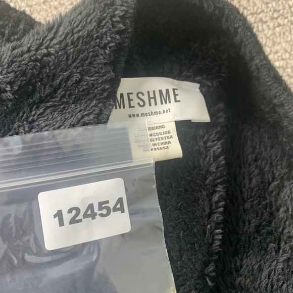 Meshme Womens Jacket Size‎ Medium Black Faux Fur Sleeveless Open Front Shawl - Picture 9 of 9